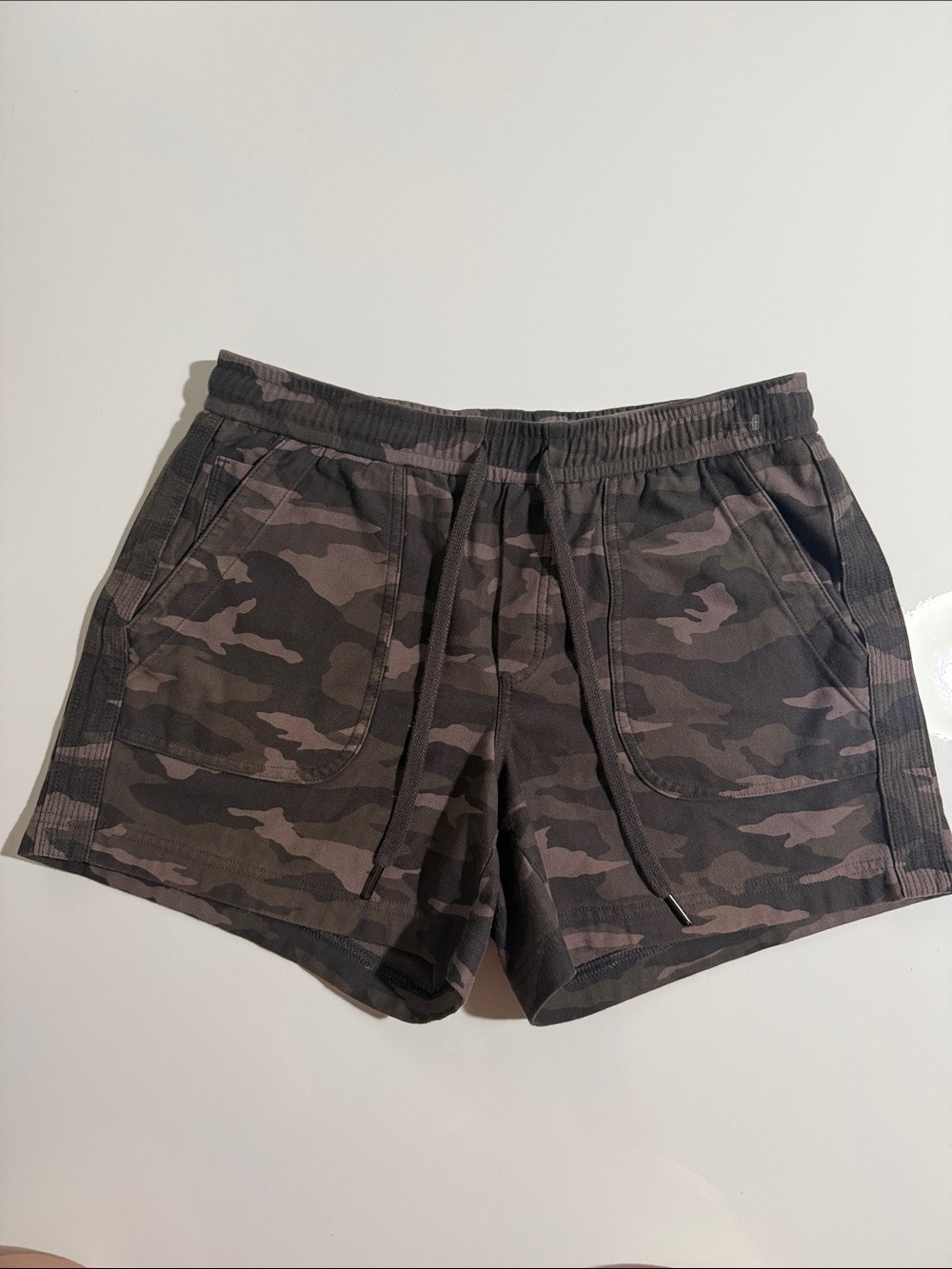 Athleta Women's Farallon Green Camo Shorts Elastic Waist Band Women’s Size 6T